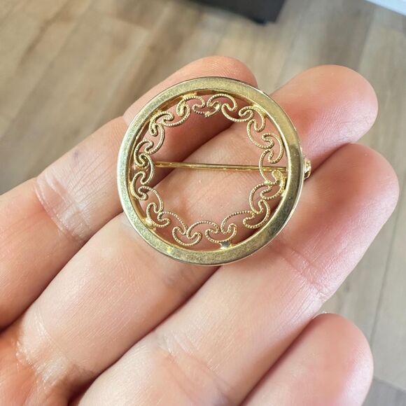 Vintage Jewelry Gold Tone Filigree Circle Round Brooch Pin - Picture 1 of 2